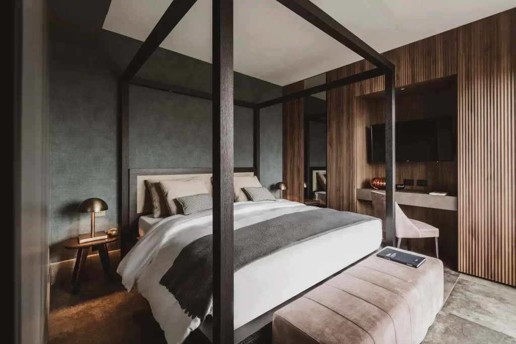 Modernes Schlafzimmer mit Himmelbett und stilvoller Einrichtung.