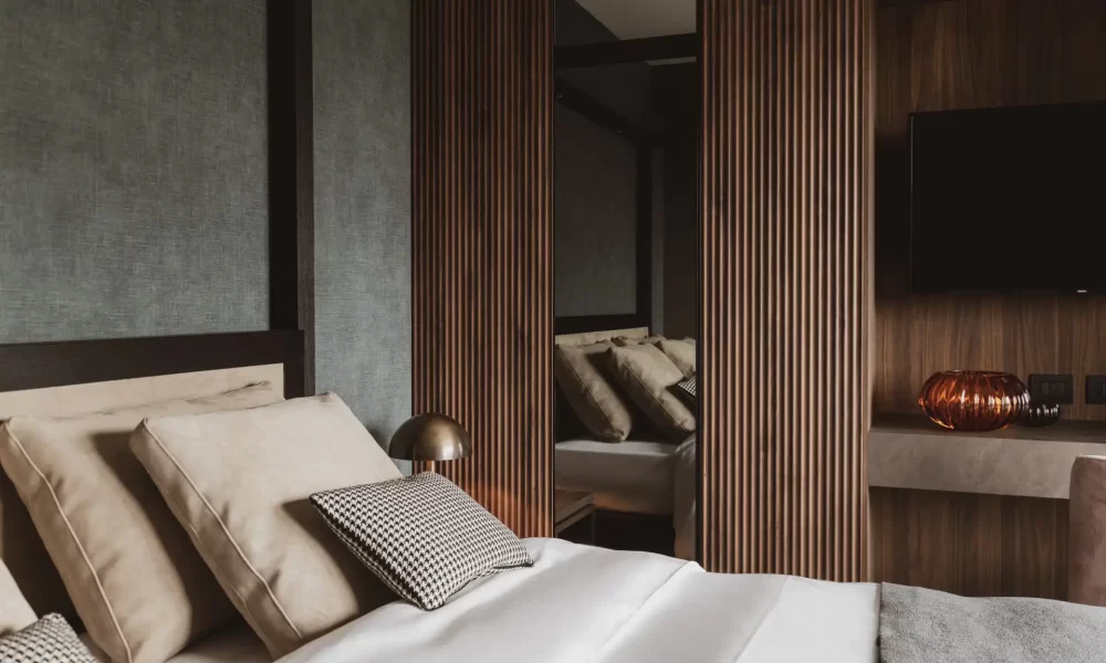 Modernes Schlafzimmer mit gemütlichen Kissen und Holzvertäfelung.