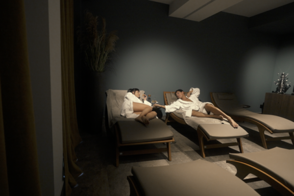 Due persone in accappatoio si rilassano su lettini in un ambiente spa.